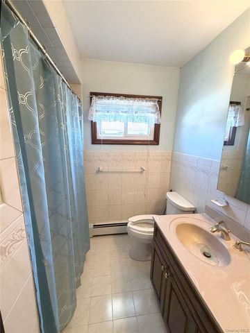 250 Wyona Avenue, Lindenhurst, NY 11757