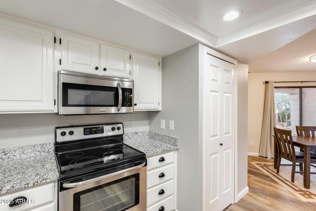 9151 W GREENWAY Road 111, Peoria, AZ 85381