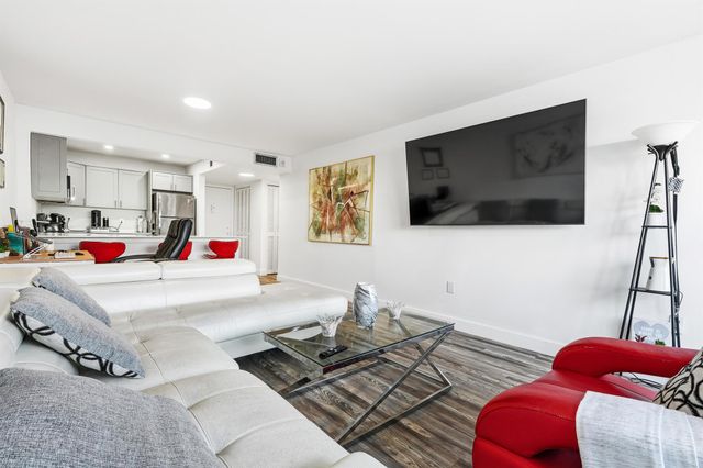 1502 S Lakeside Drive 116-N, Lake Worth Beach, FL 33460