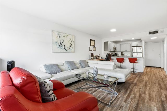 1502 S Lakeside Drive 116-N, Lake Worth Beach, FL 33460