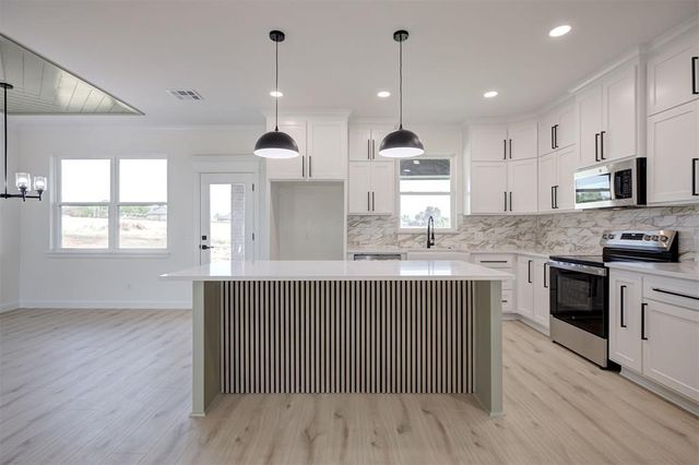 2444 Wolf Creek Bend, Blanchard, OK 73010