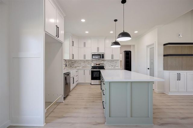 2444 Wolf Creek Bend, Blanchard, OK 73010