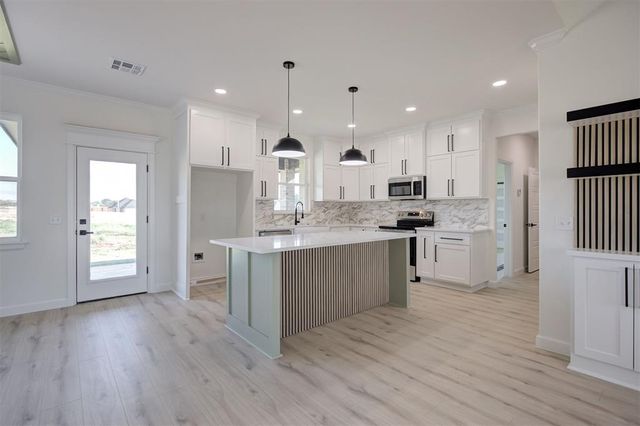 2444 Wolf Creek Bend, Blanchard, OK 73010