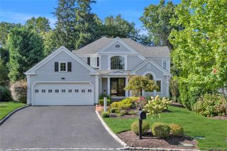17 Evergreen Circle, Manhasset, NY 11030