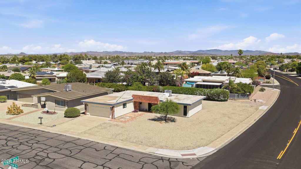 Image 5 of property listing at 10702 W WILLOWBROOK Drive, Sun City, AZ 85373