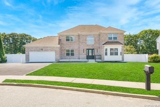 14 Lindsey Place, Holbrook, NY 11741