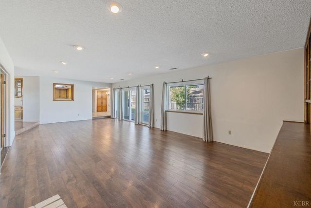 557 Beechwood Circle, Lemoore, CA 93245