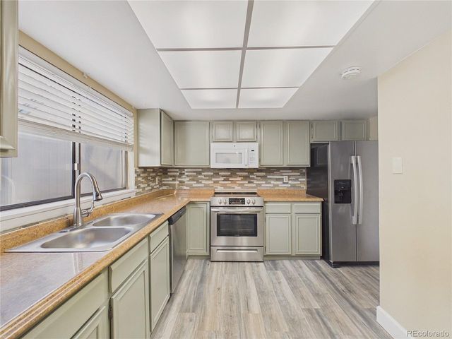 2490 S Worchester Ct B, Aurora, CO 80014