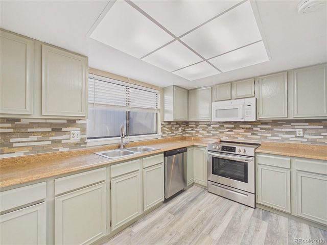 2490 S Worchester Ct B, Aurora, CO 80014