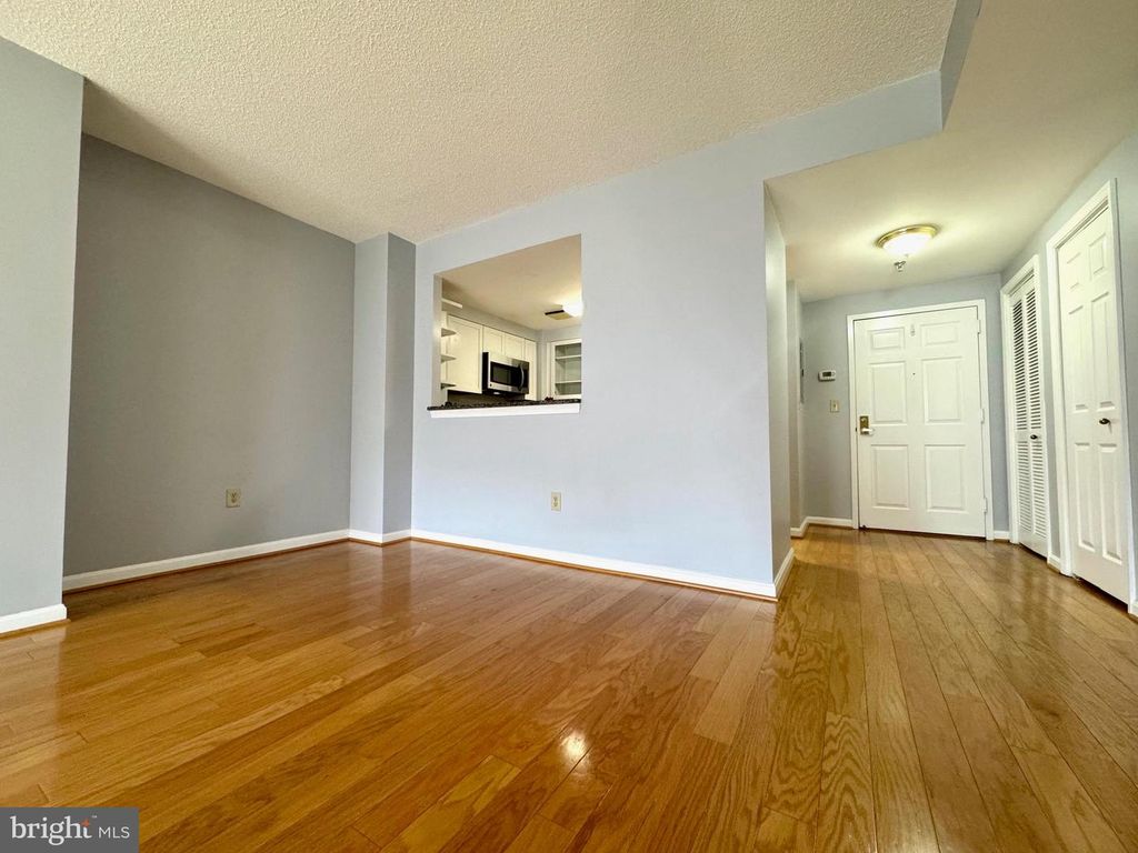 Image 10 of property listing at 22 COURTHOUSE SQ #407, Rockville, MD 20850