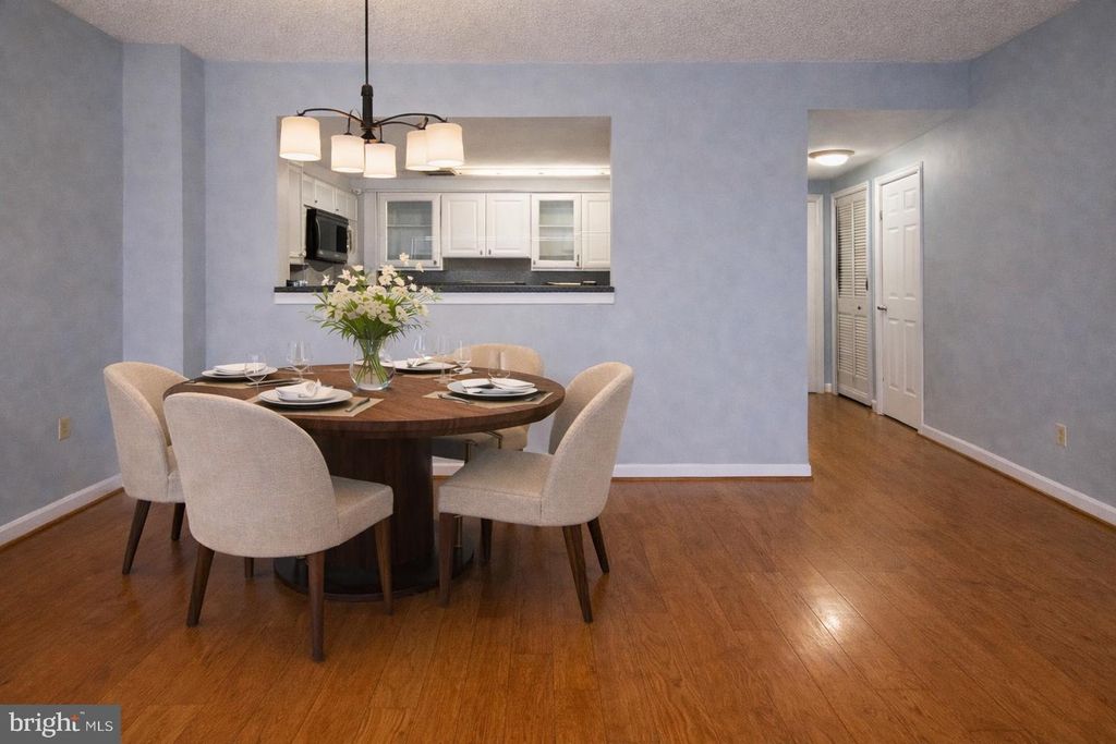 Image 11 of property listing at 22 COURTHOUSE SQ #407, Rockville, MD 20850