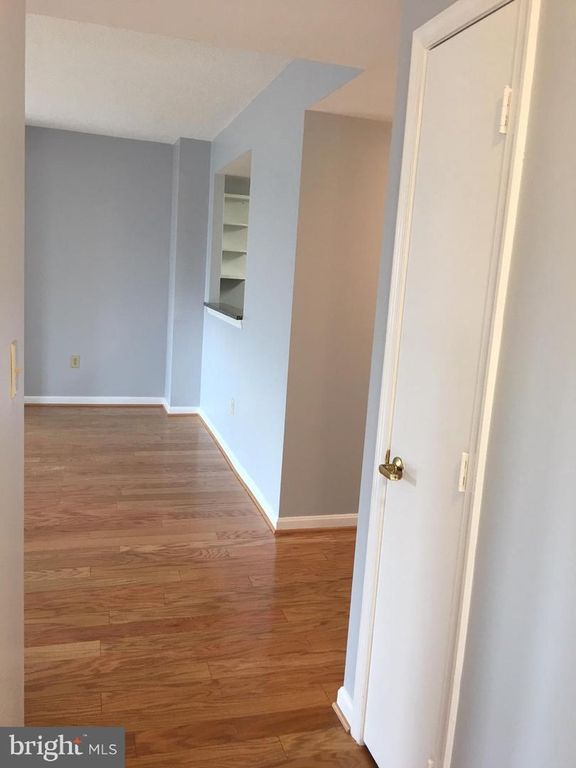 Image 12 of property listing at 22 COURTHOUSE SQ #407, Rockville, MD 20850