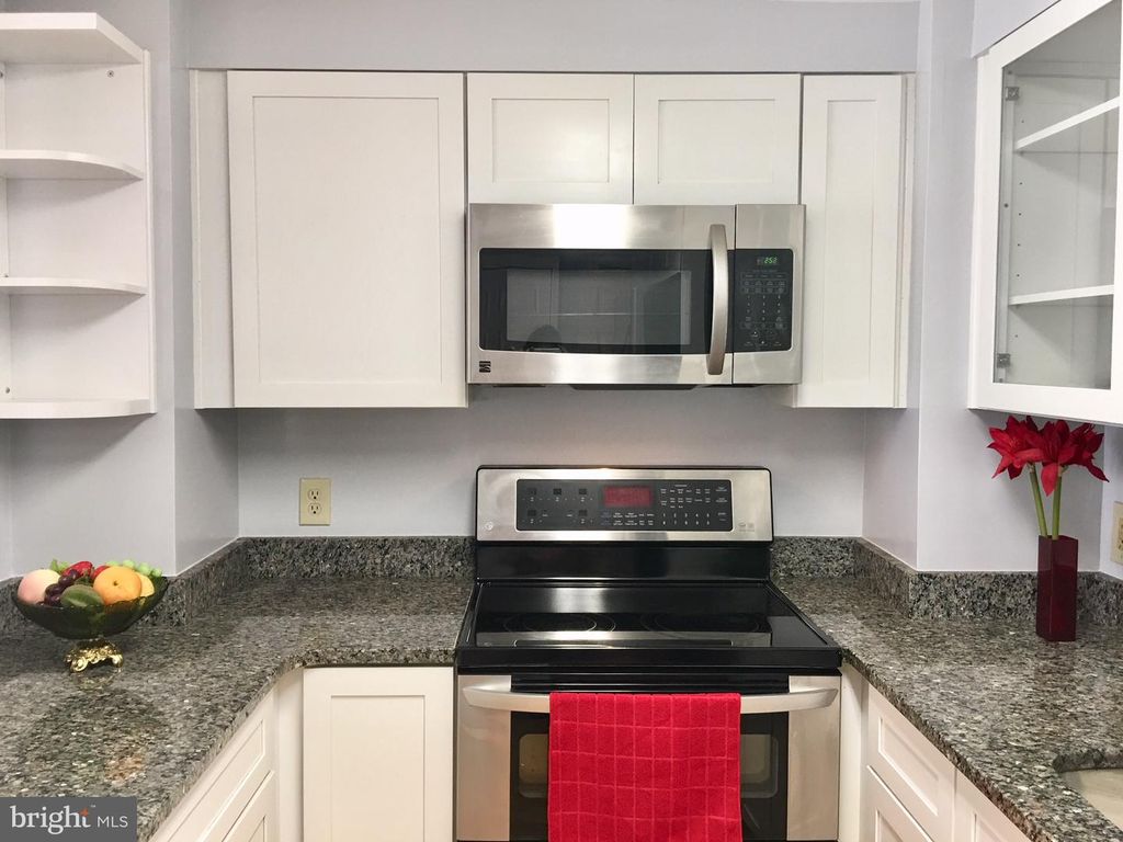 Image 14 of property listing at 22 COURTHOUSE SQ #407, Rockville, MD 20850