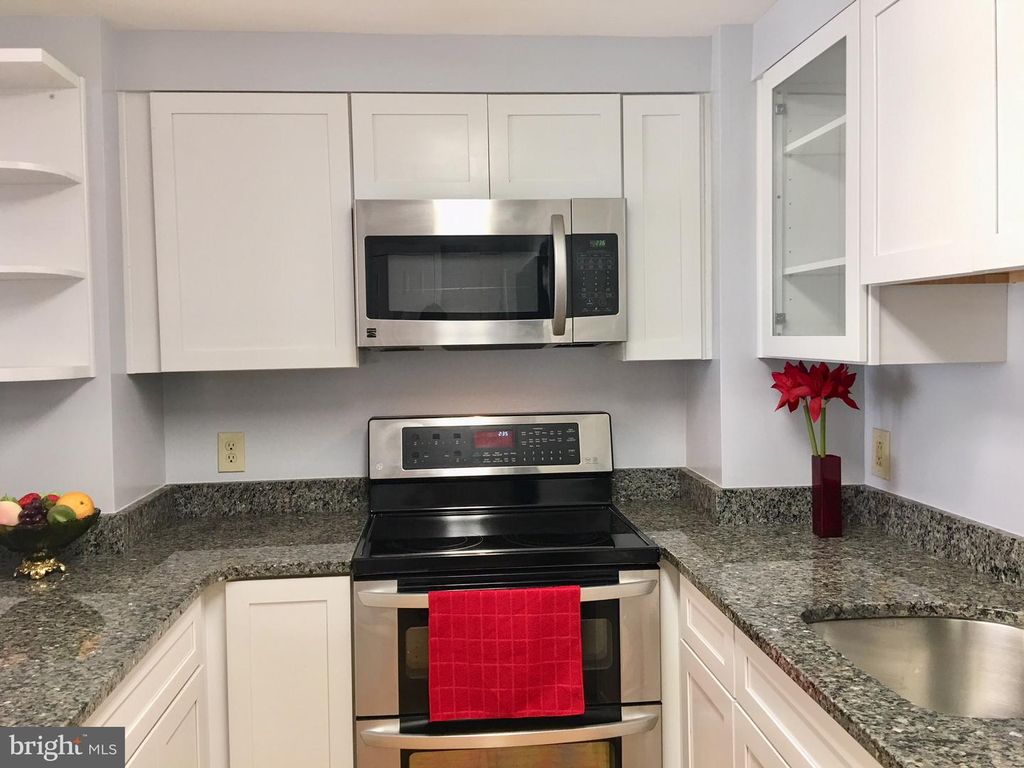 Image 16 of property listing at 22 COURTHOUSE SQ #407, Rockville, MD 20850