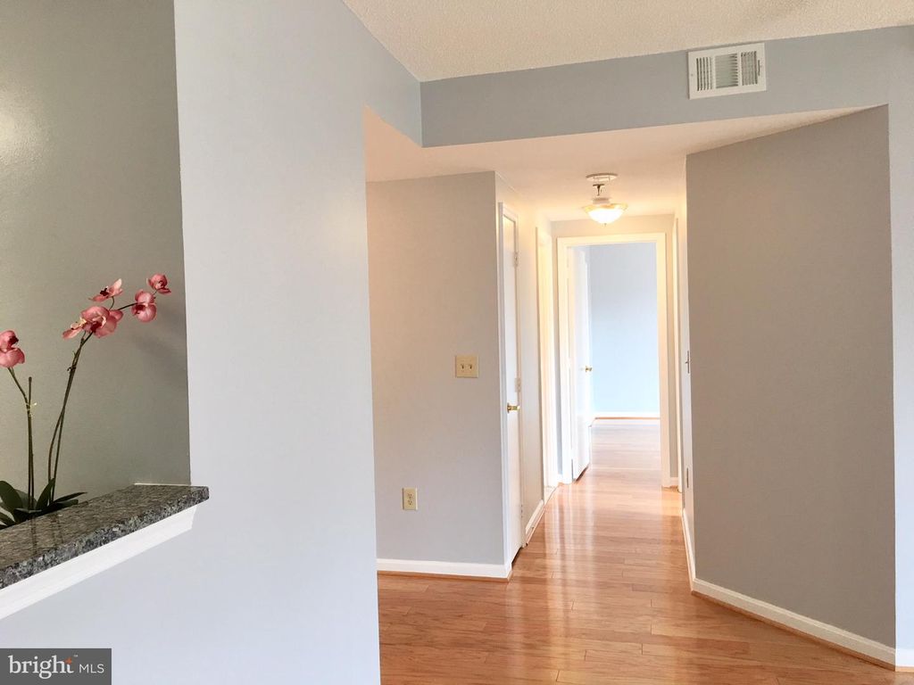 Image 18 of property listing at 22 COURTHOUSE SQ #407, Rockville, MD 20850