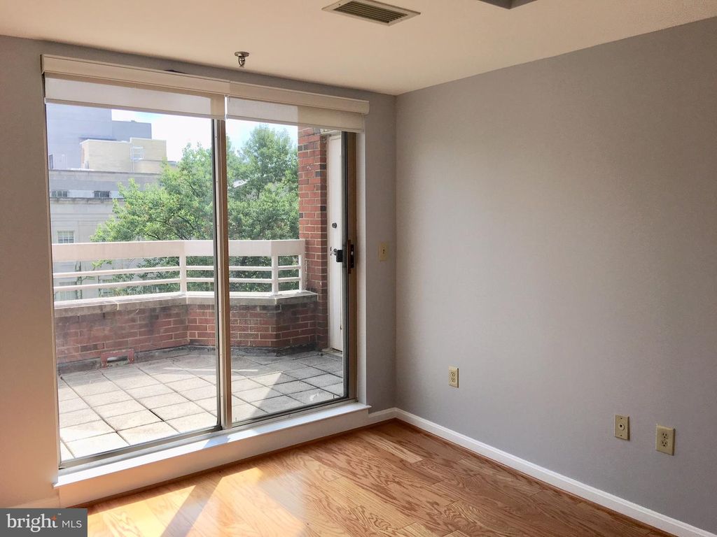 Image 21 of property listing at 22 COURTHOUSE SQ #407, Rockville, MD 20850