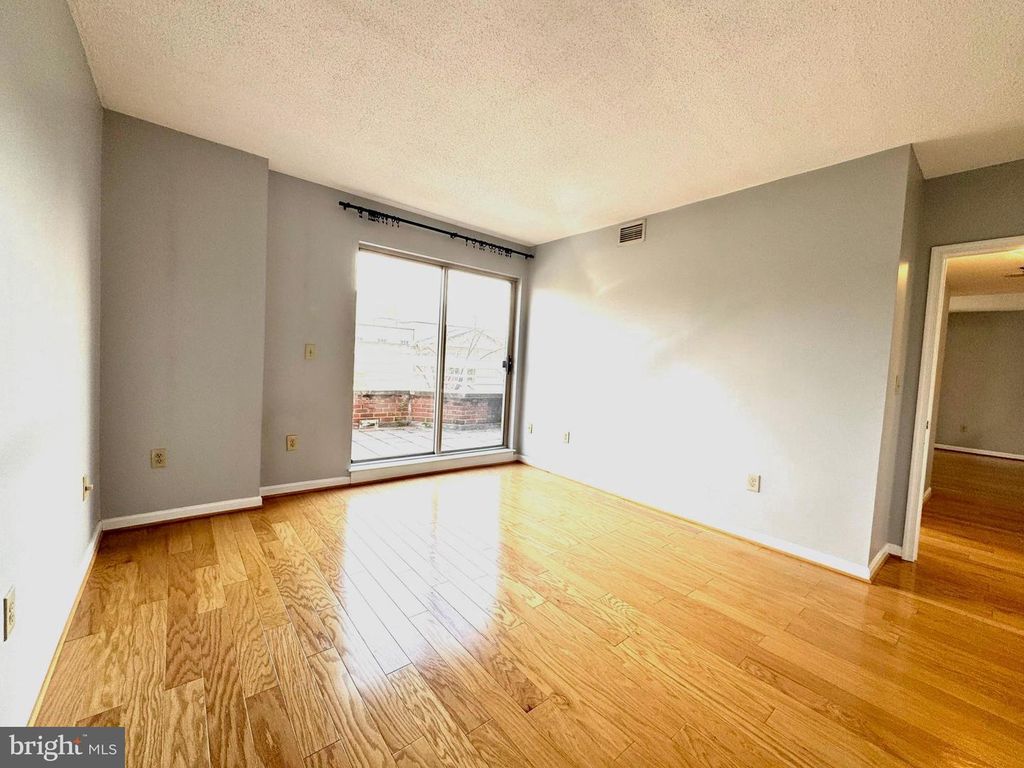 Image 29 of property listing at 22 COURTHOUSE SQ #407, Rockville, MD 20850