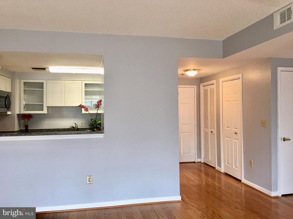 Image 4 of property listing at 22 COURTHOUSE SQ #407, Rockville, MD 20850