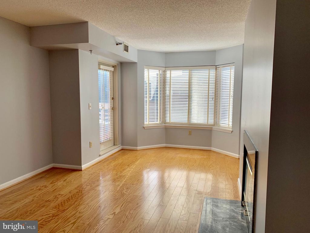 Image 5 of property listing at 22 COURTHOUSE SQ #407, Rockville, MD 20850