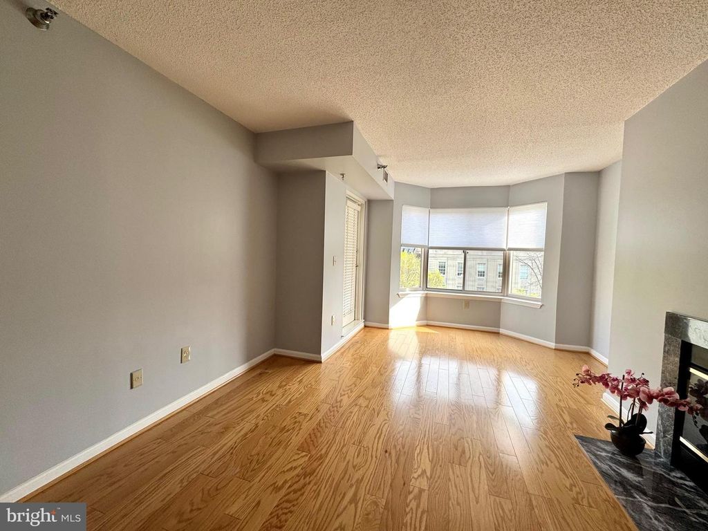 Image 6 of property listing at 22 COURTHOUSE SQ #407, Rockville, MD 20850