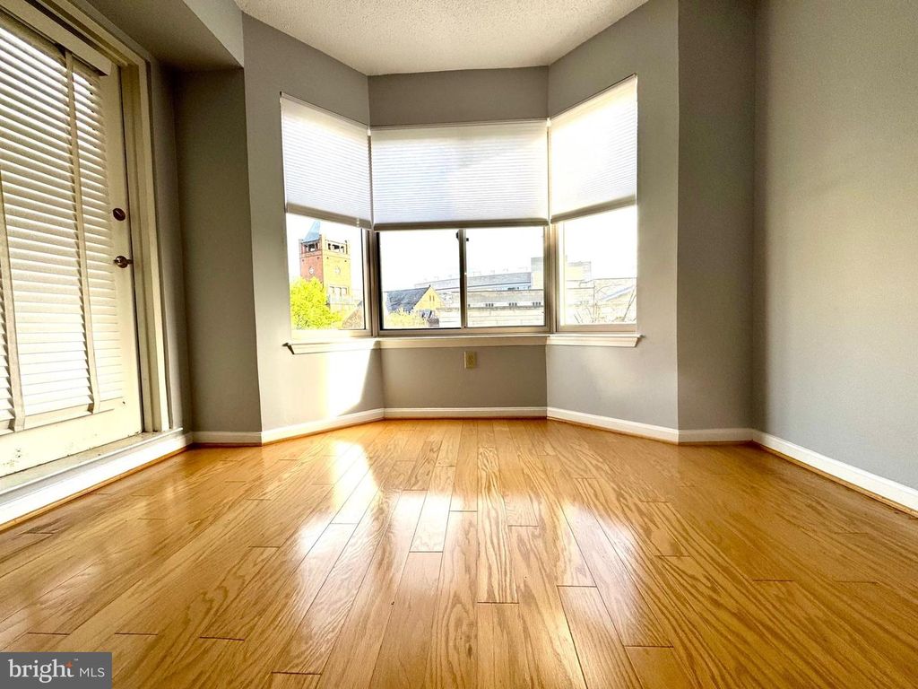 Image 7 of property listing at 22 COURTHOUSE SQ #407, Rockville, MD 20850