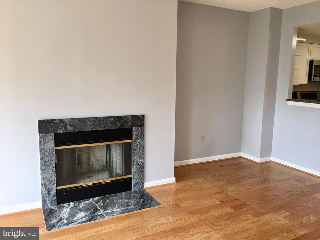 Image 9 of property listing at 22 COURTHOUSE SQ #407, Rockville, MD 20850