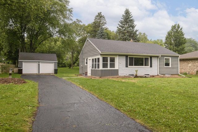6021 N Milwaukee River PARKWAY, Glendale, WI 53209