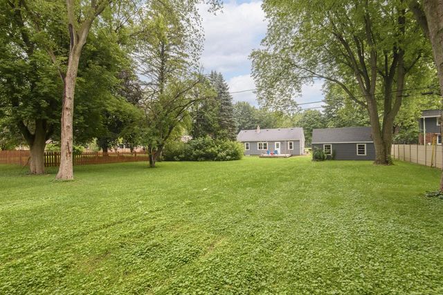 6021 N Milwaukee River PARKWAY, Glendale, WI 53209