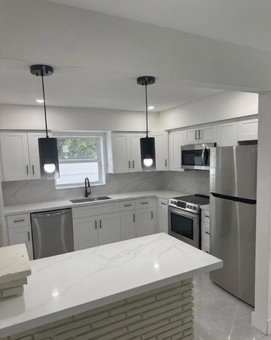 29 SE 8th Street, Dania Beach, FL 33004
