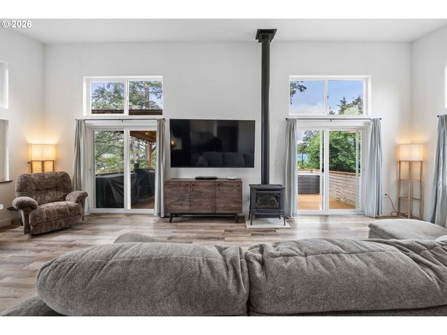 33254 COLUMBIA BEACH Ln, Warrenton, OR 97146