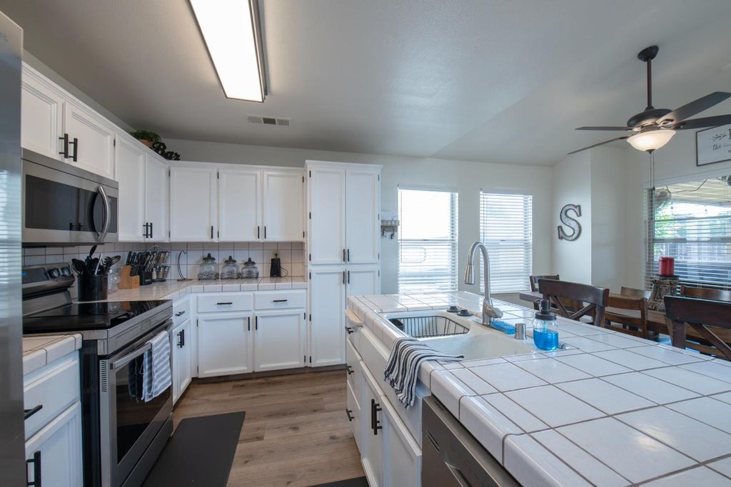 Image 11 of property listing at 701 Mcarthur Avenue, Clovis, CA 93611