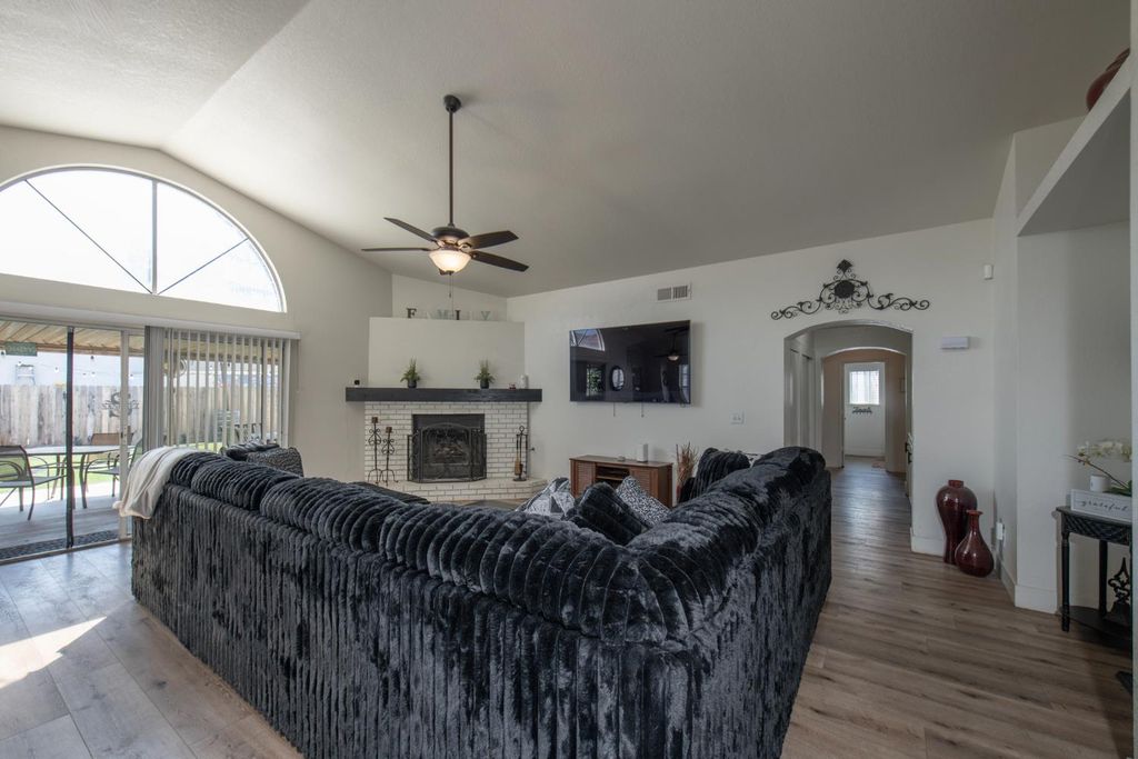 Image 13 of property listing at 701 Mcarthur Avenue, Clovis, CA 93611