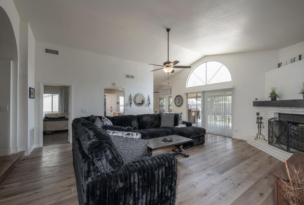 Image 14 of property listing at 701 Mcarthur Avenue, Clovis, CA 93611