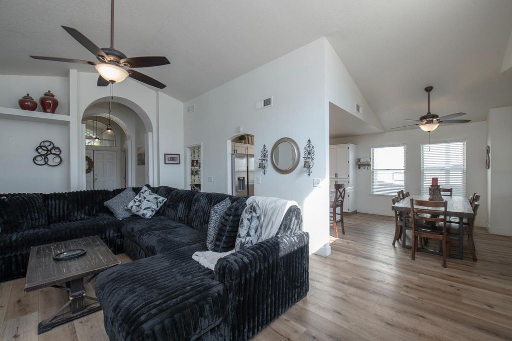 Image 7 of property listing at 701 Mcarthur Avenue, Clovis, CA 93611