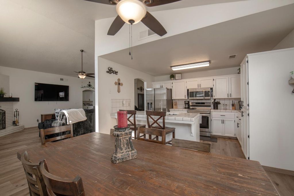 Image 9 of property listing at 701 Mcarthur Avenue, Clovis, CA 93611