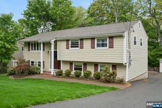 60 Edgemere Road, Livingston, NJ 07039
