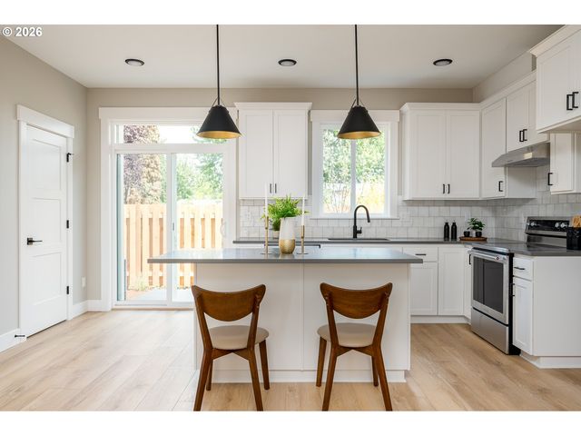 8425 Ne Hassalo St, Portland, OR 97220