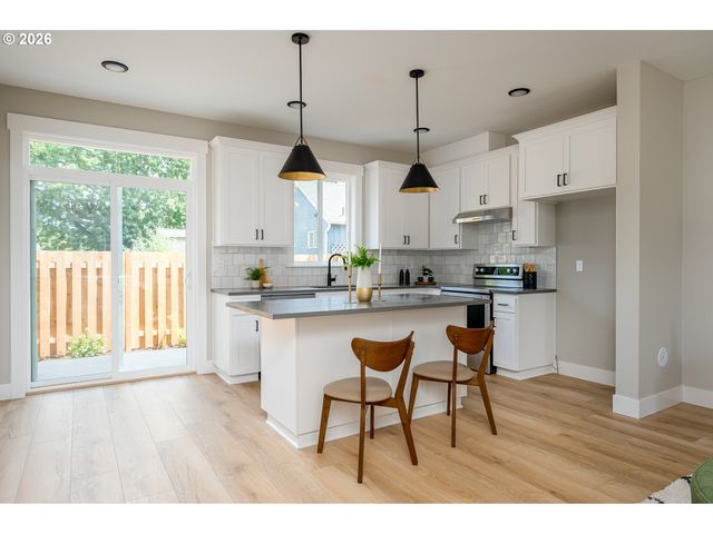 8425 Ne Hassalo St, Portland, OR 97220