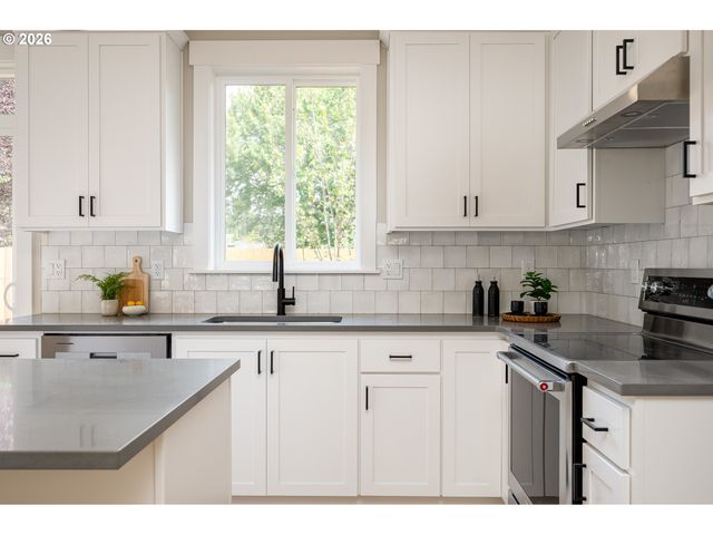 8425 Ne Hassalo St, Portland, OR 97220