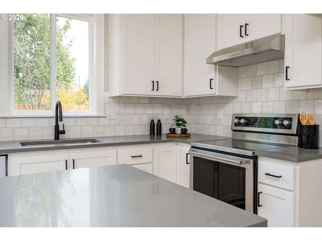 8425 Ne Hassalo St, Portland, OR 97220