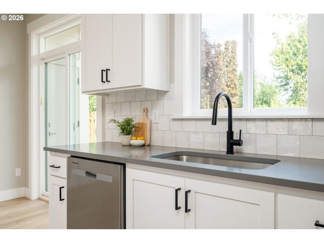 8425 Ne Hassalo St, Portland, OR 97220