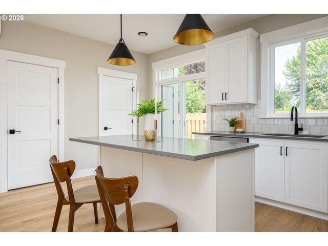 8425 Ne Hassalo St, Portland, OR 97220