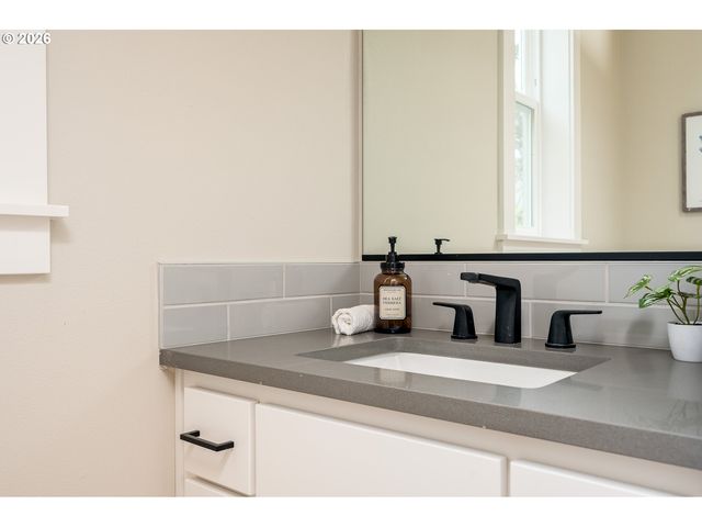 8425 Ne Hassalo St, Portland, OR 97220