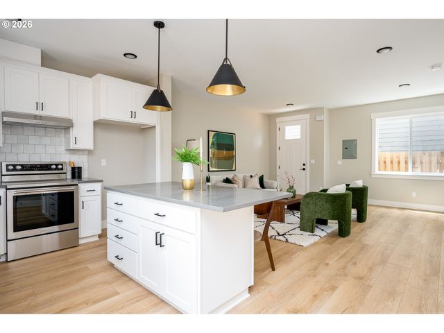 8425 Ne Hassalo St, Portland, OR 97220