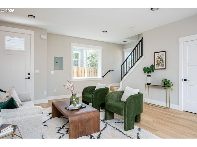 8425 Ne Hassalo St, Portland, OR 97220