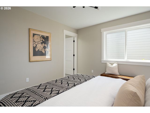 8425 Ne Hassalo St, Portland, OR 97220