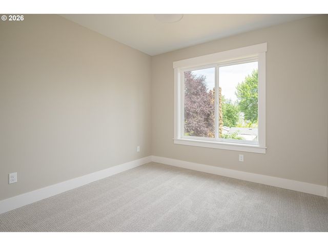 8425 Ne Hassalo St, Portland, OR 97220