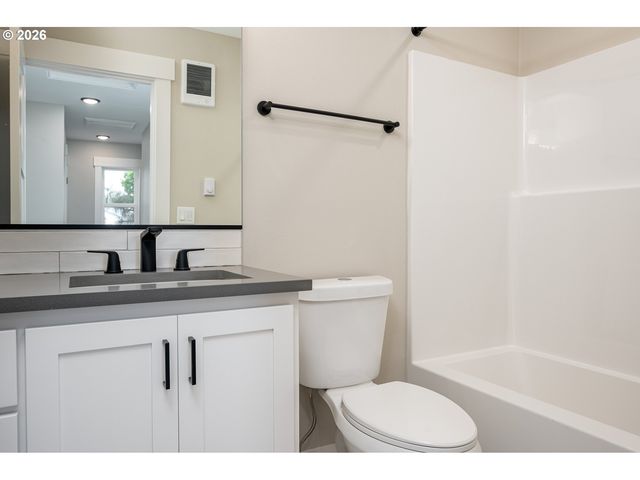 8425 Ne Hassalo St, Portland, OR 97220