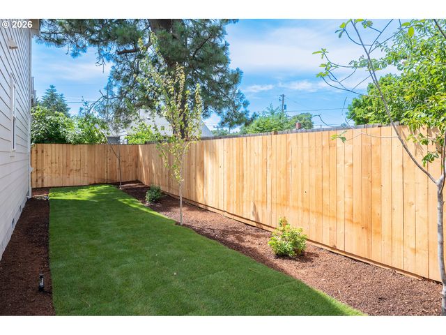 8425 Ne Hassalo St, Portland, OR 97220