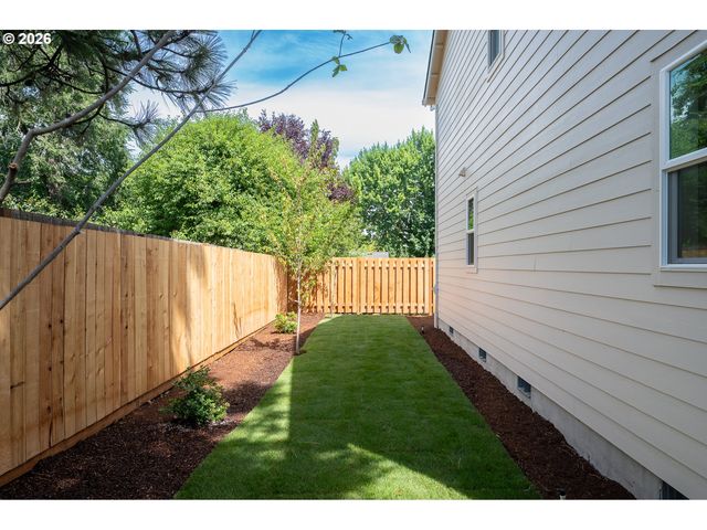 8425 Ne Hassalo St, Portland, OR 97220